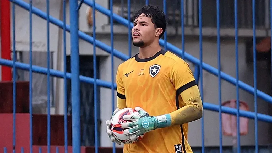 Goleiro Bruninho Samudio vibra com treino no elenco profissional do Botafogo