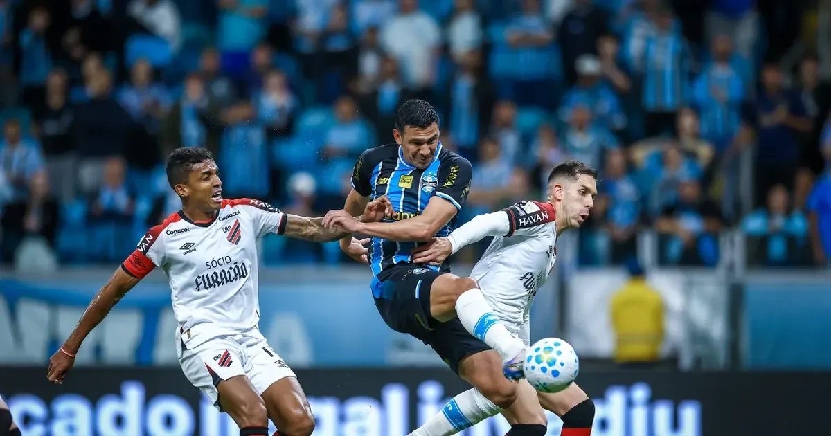 Grêmio vence Athletico-PR e fica a dois pontos do Botafogo; Vasco perde para o Flamengo