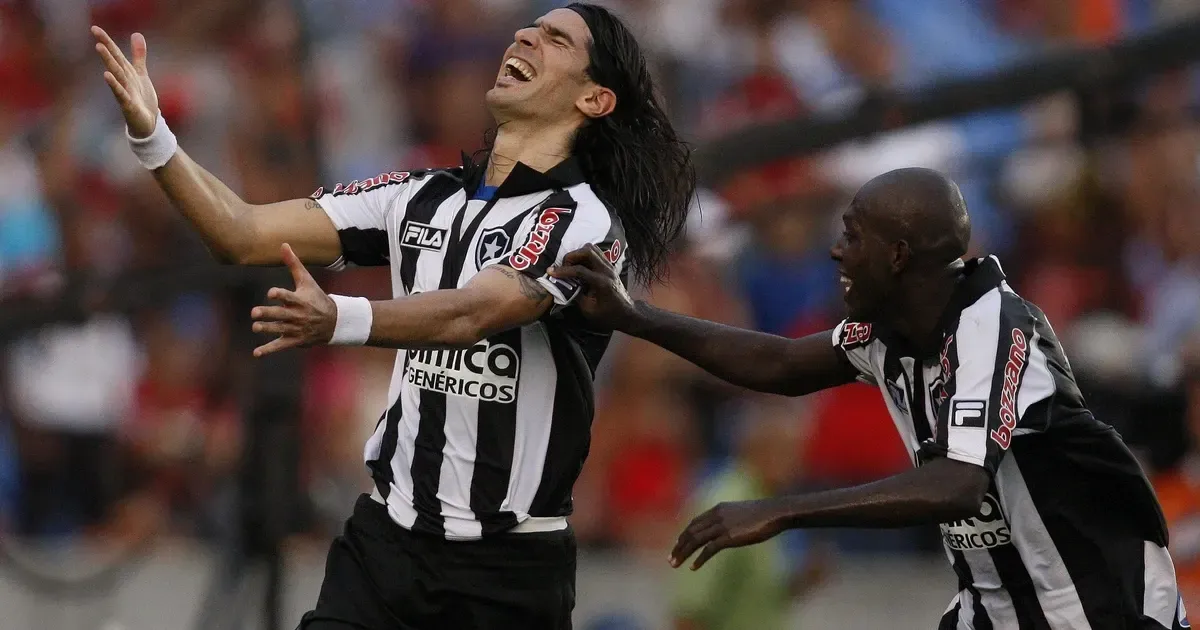 Botafogo: Loco Abreu completa 50 anos