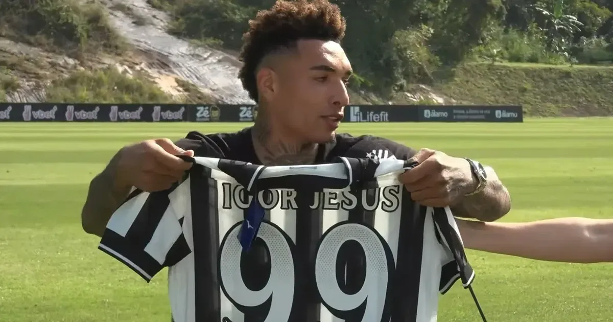 Igor Jesus visita Botafogo, fala sobre amor ao clube e ganha a camisa 99: ‘Essa é pesada! Espero usá-la novamente, vai dar certo’