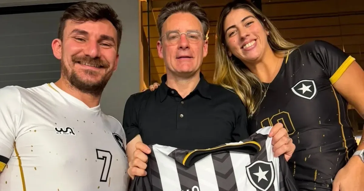 Investidor da SAF, Gabriel de Alba tem encontro e ganha camisa do vôlei master do Botafogo