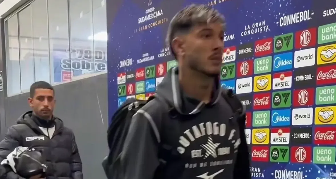 Jogadores do Botafogo evitam dar entrevista após goleada para o Cienciano