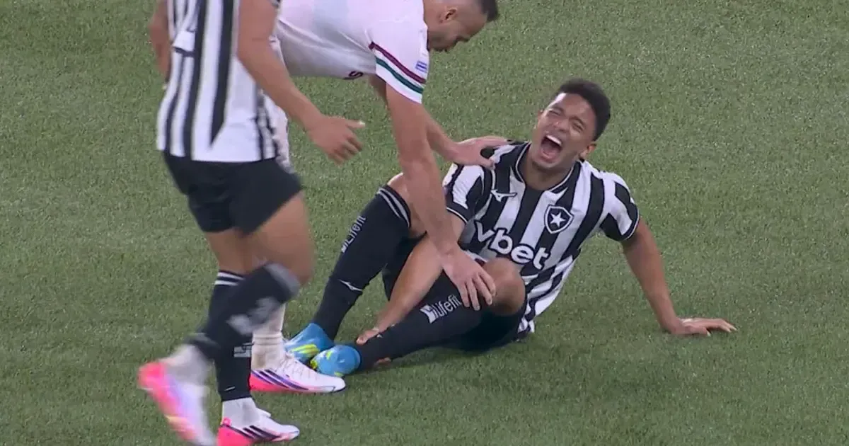 Jordan Barrera se machuca sozinho, sai de maca e preocupa Botafogo