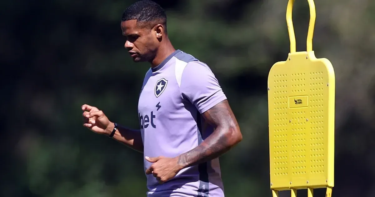 Júnior Santos segue em recuperação de lesão no pé e deve desfalcar Botafogo contra o Santos no Nilton Santos