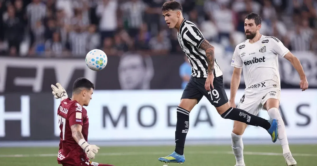 Lucas Emanuel bate recordes com gol pelo Botafogo aos 17 anos e divide mĂ©rito com profissionais da base: âPrimeiro passo de muitosâ