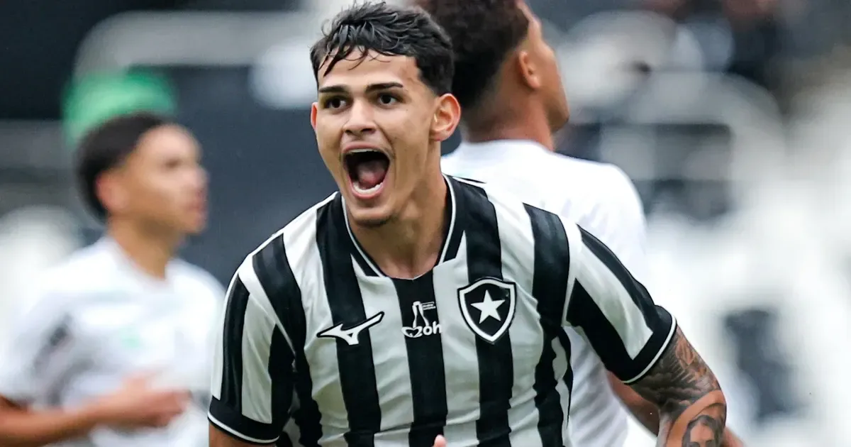Lucas Emanuel se divide entre profissional do Botafogo e sub-17: ‘Sempre é importante estar jogando e ajudando’