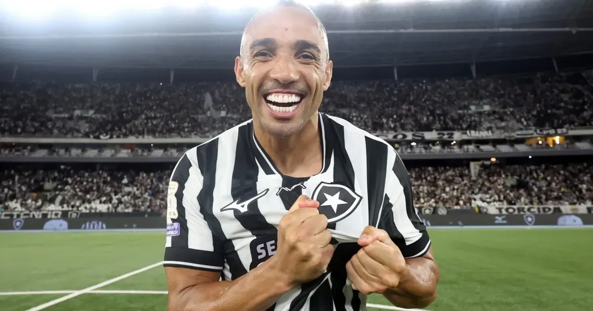 Marçal se declara ao Botafogo e valoriza vitória sobre a Chape: ‘É difícil jogar contra o lanterna, eles acabam largando um pouco’