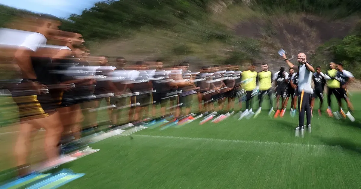 Organizada protesta e pede ‘posição firme e mudanças imediatas’ no Botafogo: ‘Fora todo mundo! De técnico a jogadores sem compromisso’