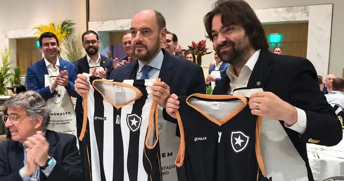 Botafogo: João Paulo Magalhães Lins entrega camisas a Ricardo Couto