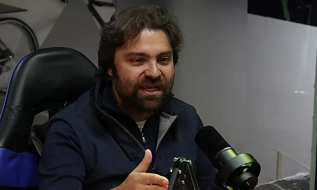 Presidente do Botafogo trabalha direto de escritório de Gabriel de Alba nos EUA e avança por transfer bans; clube projeta futuro com GDA