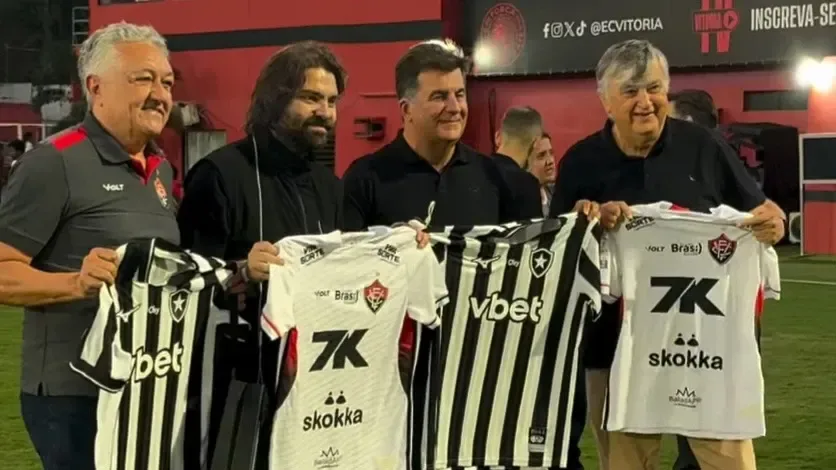 Presidente do Botafogo troca camisas com mandatário do Vitória antes de jogo no Barradão