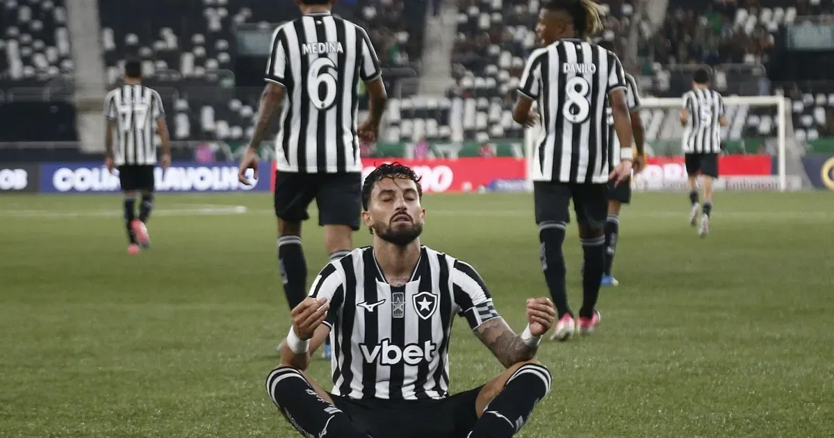 Renovação de Alex Telles é celebrada por Franclim no Botafogo: ‘Vamos precisar muito dele no seu melhor. É um atleta de excelência’