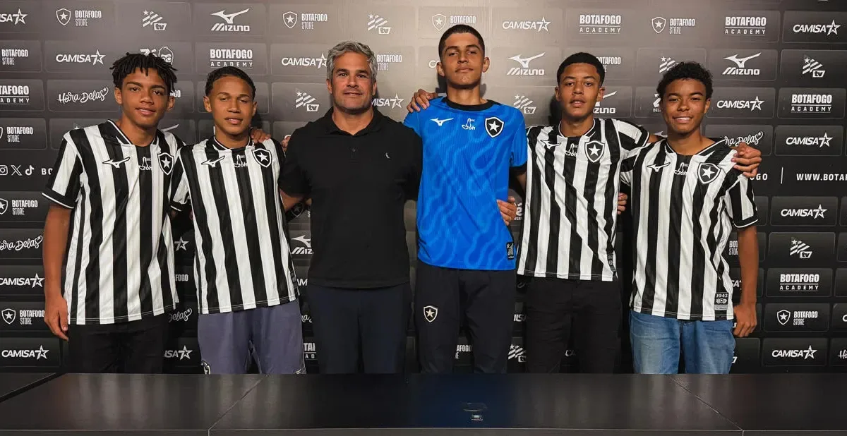 Botafogo formaliza contratos de cinco atletas da sub-14
