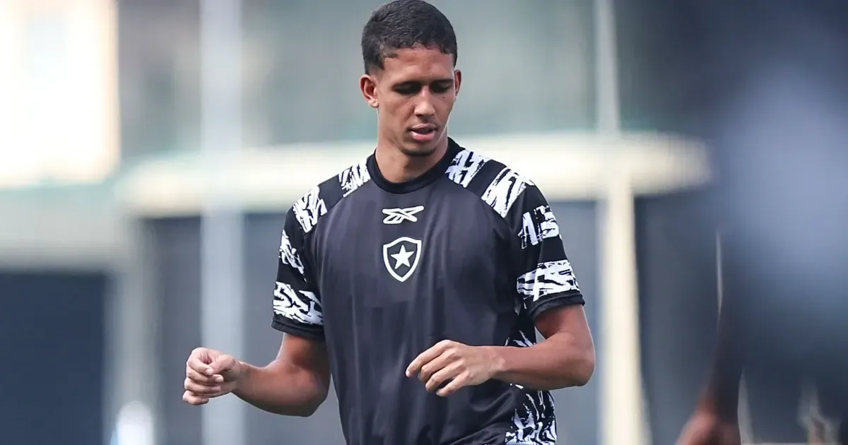 Riquelme leva cotovelada, é levado para hospital, e jogo do Botafogo pelo Carioca Sub-20 é interrompido