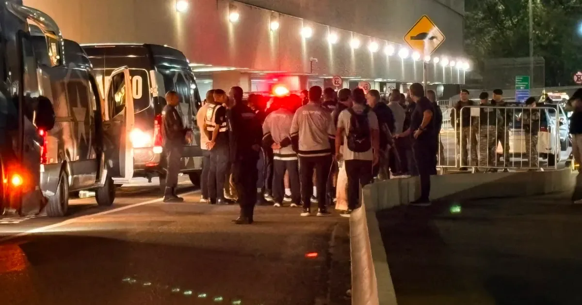 Com segurança reforçada e ônibus descaracterizado, Botafogo volta ao Rio e é cobrado por organizada