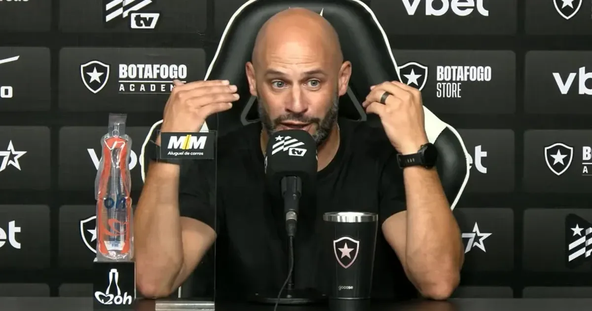 Técnico do Botafogo critica imprensa no tratamento sobre Danilo: ‘É uma falta de respeito. Não me entra na cabeça o que vocês têm feito’