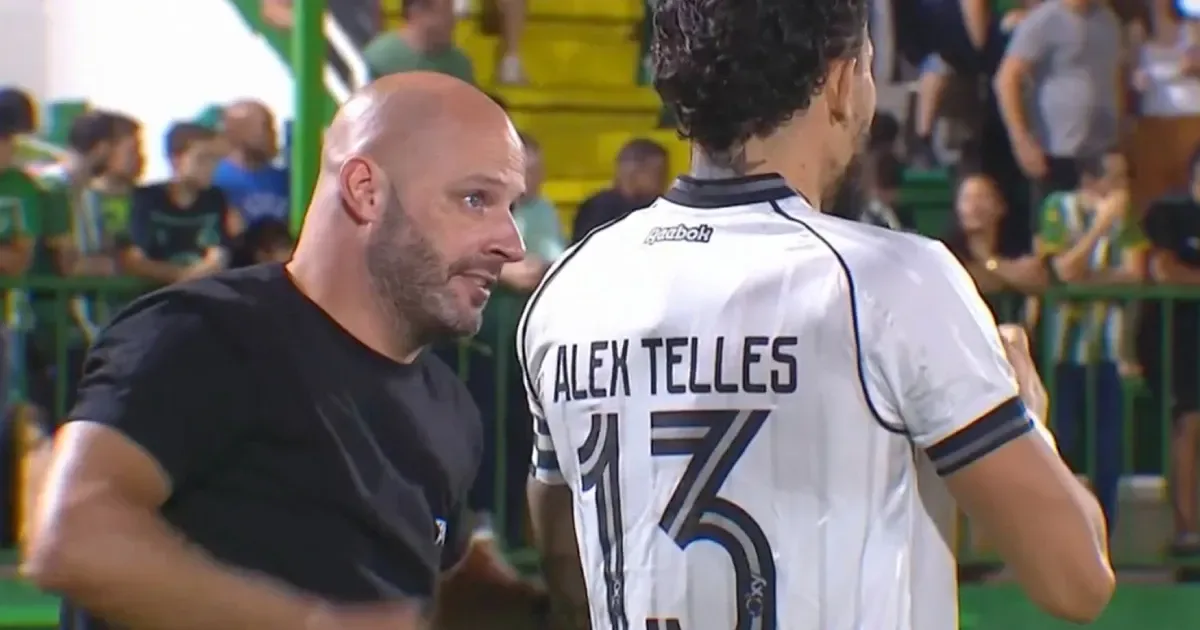 Técnico do Botafogo exalta Alex Telles, em conversas para renovar contrato: ‘Está cada vez mais líder’