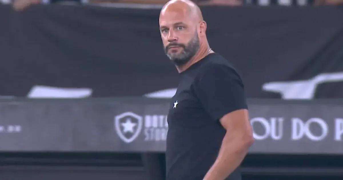 Técnico do Botafogo vê Montoro abaixo dos dois jogos anteriores, cita pontos para evoluir e explica substituição: ‘Estava morto’
