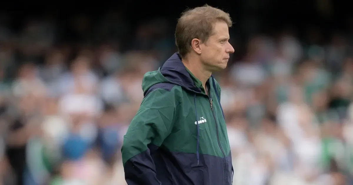 Técnico do Coritiba elogia Botafogo, mas se revolta com arbitragem pelo empate: ‘Falha clamorosa. E displicência e negligência do VAR’