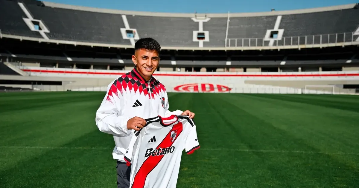 Thiago Almada é anunciado pelo River Plate no palco da Glória Eterna do Botafogo, com contrato até 2030