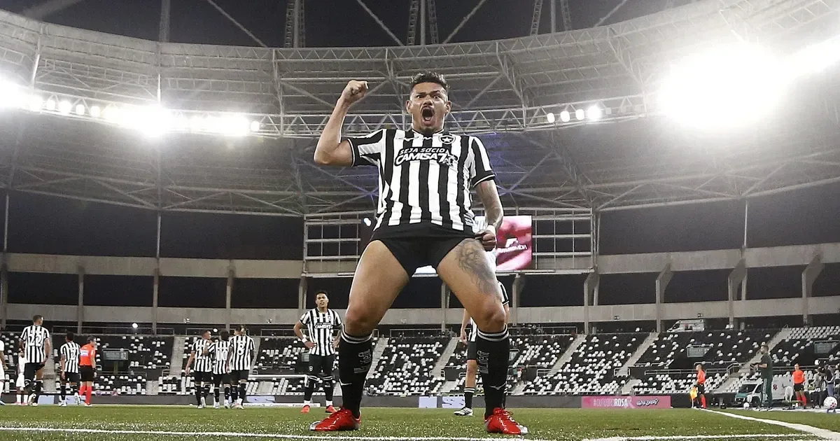Tiquinho Soares decide e celebra primeiro gol pelo Botafogo em retorno: ‘Passa um filme na cabeça’
