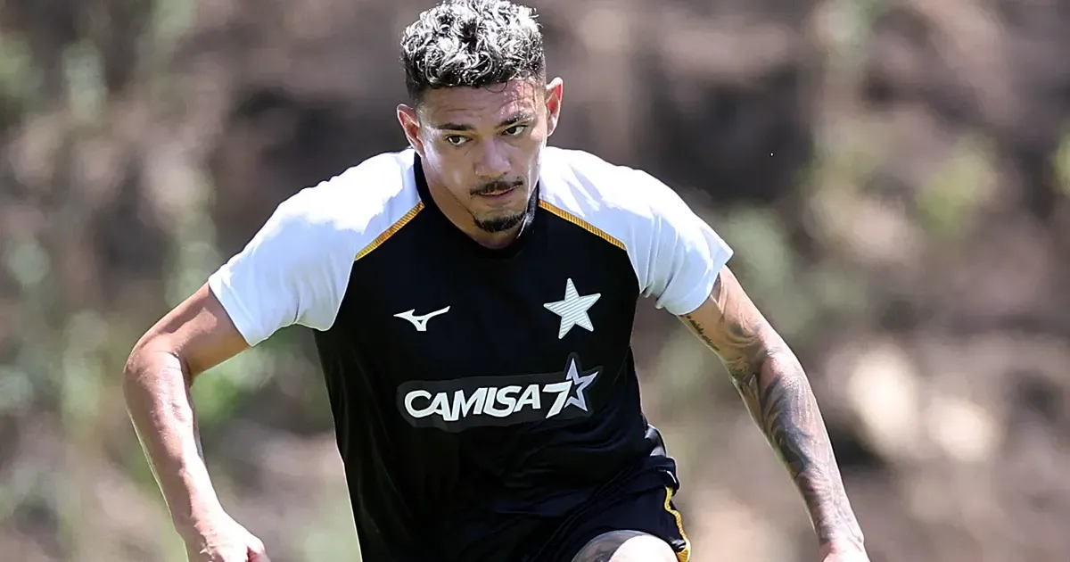Tiquinho Soares deve ser titular no lugar de Arthur Cabral no Botafogo contra o Coritiba, diz TV