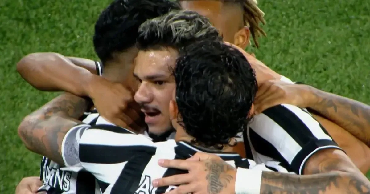 Tiquinho Soares e Matheus Martins contam que gol do Botafogo nasceu no treino de sexta: ‘A gente se conhece’