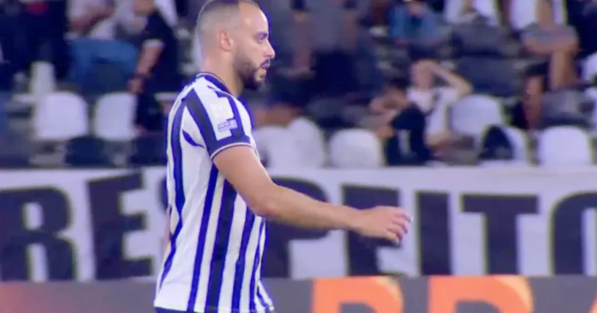 Arthur Cabral segue sem gols no Botafogo