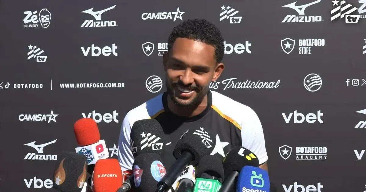 Vitinho assume papel de liderança e nega intenção de sair: ‘O Botafogo faz parte da minha história. Gratidão enorme’
