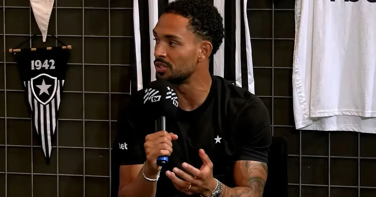 Vitinho exalta amor pelo Botafogo e gratidão pelos alvinegros: ‘Torcida me cobra, mas não levo isso para o coração’