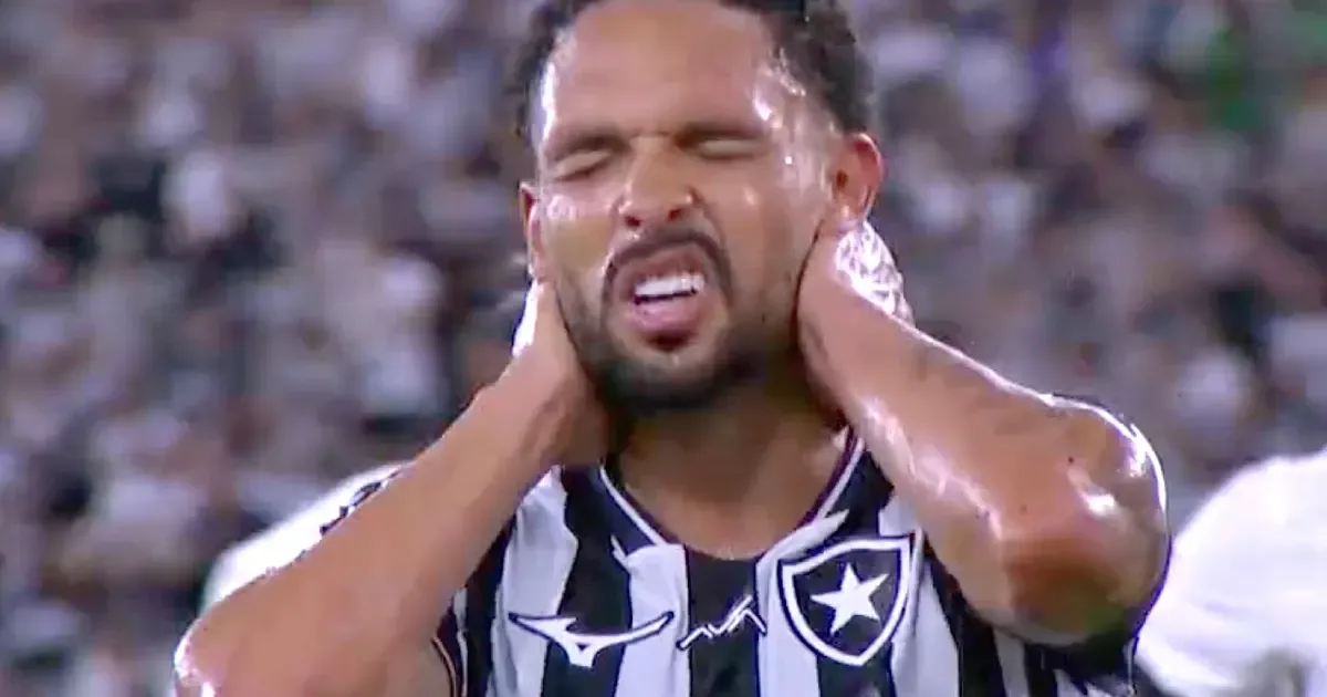 Vitinho sofre trauma na cervical em Botafogo x Vasco e é encaminhado para hospital
