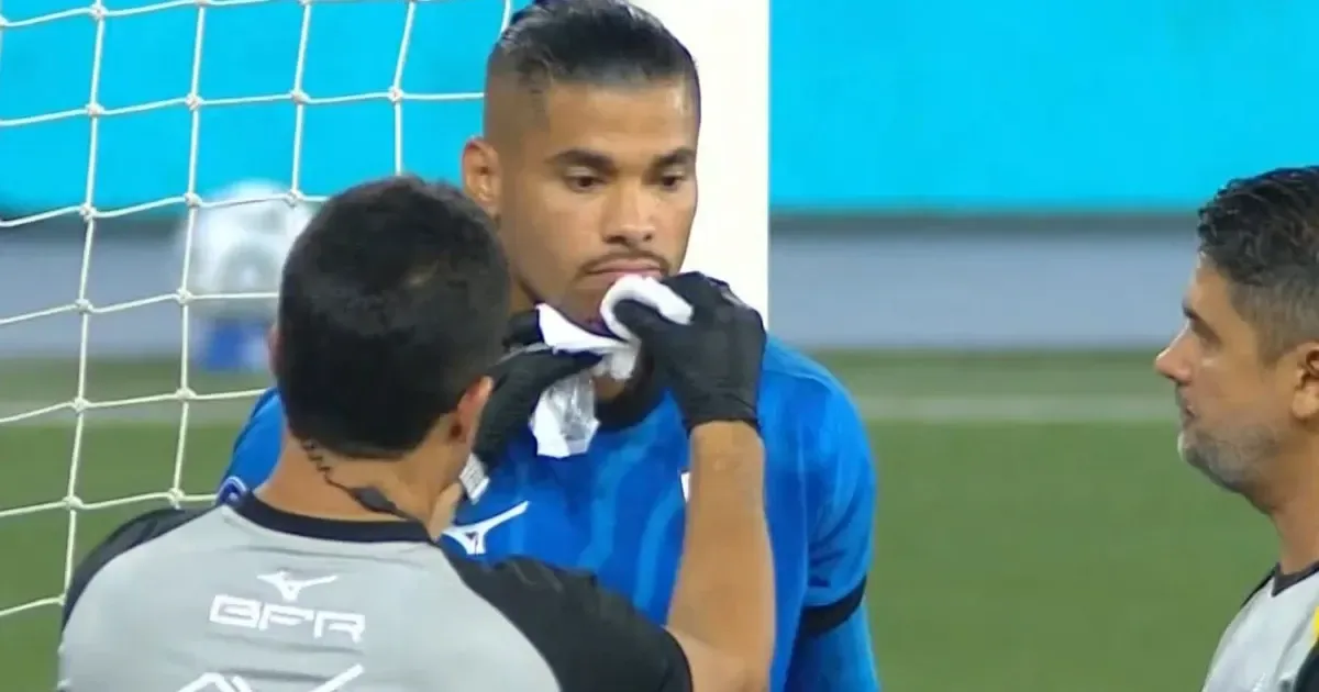 Warleson sofre corte profundo no queixo e é substituído em Botafogo x Cienciano; Gabriel Batista estreia