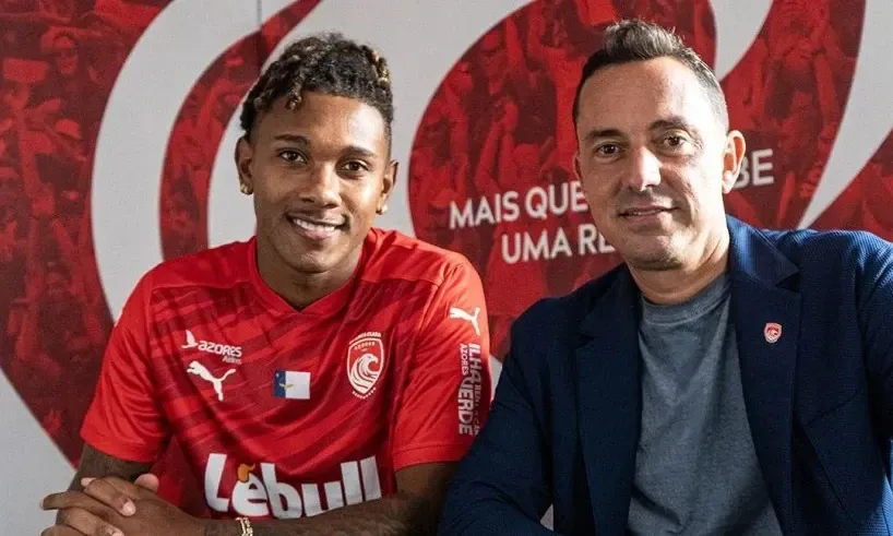 Ythallo deixa o Botafogo e é anunciado pelo Santa Clara com contrato até junho de 2029