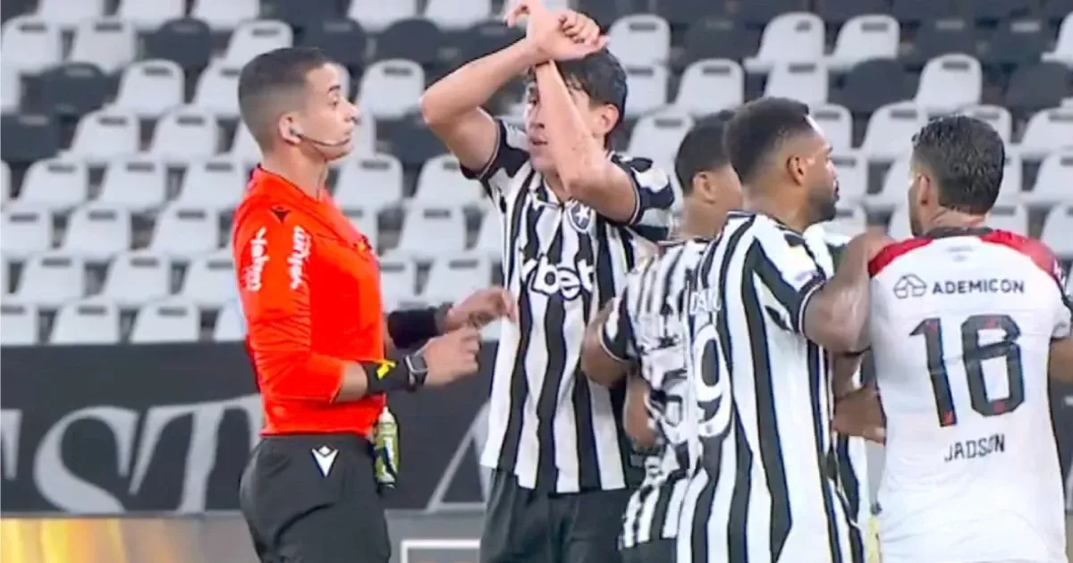 Ferraresi faz gesto antirracista após confusão