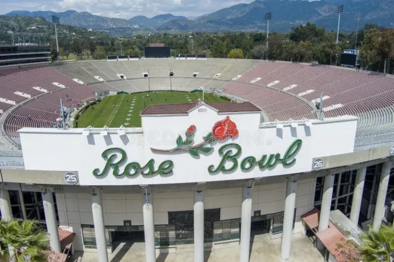 Aerial Shot Rose Bowl Stadium Lush Green Trees Plants Grass Homes Majestic Mountains Pasadena California Usa Botafogo
