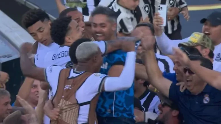 'Pulei Como Se Fosse Final De Copa': Gremista Que Invadiu Festa Do Botafogo Contra O Psg Conta História Por Trás Da Cena Viral