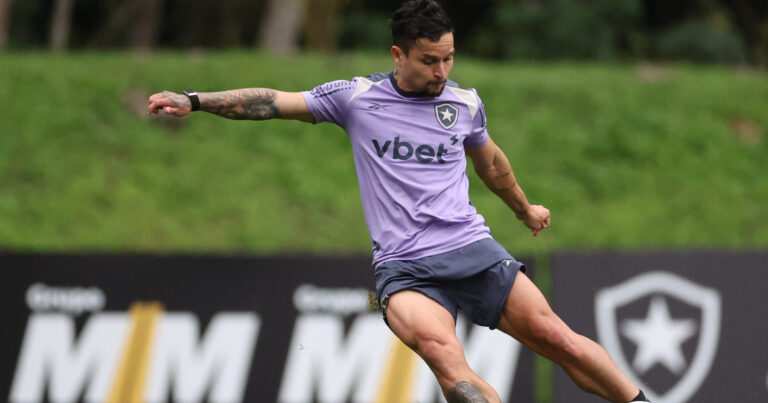 Artur Volta Aos Treinos E É Esperança Do Botafogo Para Clássico Contra O Vasco Na Copa Do Brasil 2025
