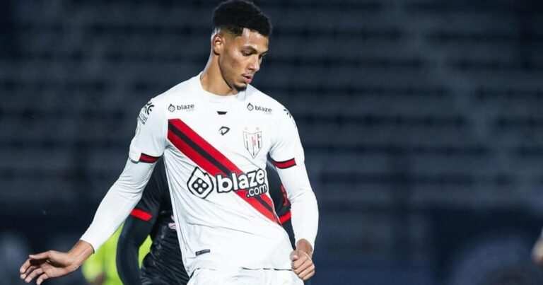 Atletico Go Exige Pagamento Vista Recusa Proposta Botafogo Alix