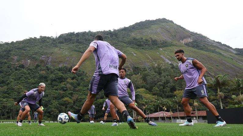 Reunião Técnica Do Botafogo Analisando Contratações