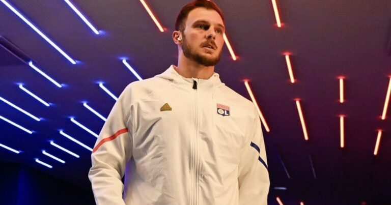 Lyon Compra 50 Direitos Perri Botafogo Nao Recebe Leeds
