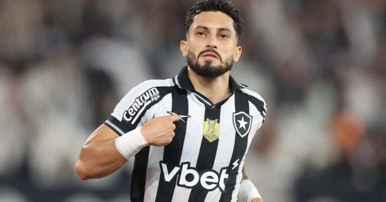 Alex Telles Assume Responsabilidade Após Pênalti Decisivo E Agradece Torcida Do Botafogo: ‘Seguirei Na Linha De Frente’