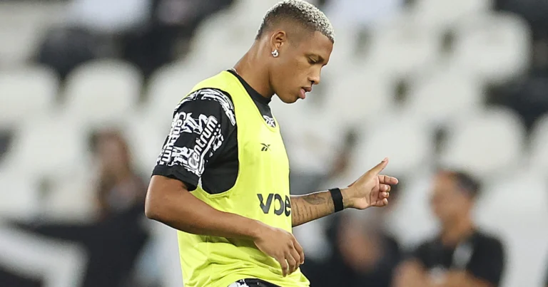 Danilo Passa Por Exames Médicos Após Substituição Contra Mirassol; Botafogo Monitora Lesão
