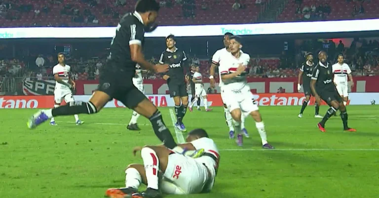 Polêmica No Botafogo X São Paulo: Pc Oliveira Afirma Que Vitinho Merecia Vermelho Por Pisão Em Sabino | Análise Do Lance